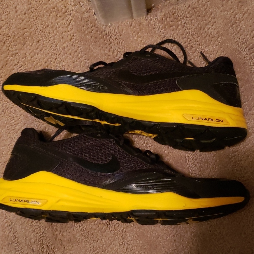 Nike running shoes black and yellow 9.5 us